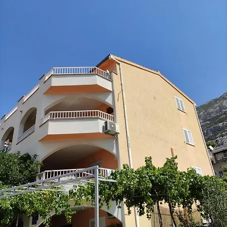 Selak, Apartment