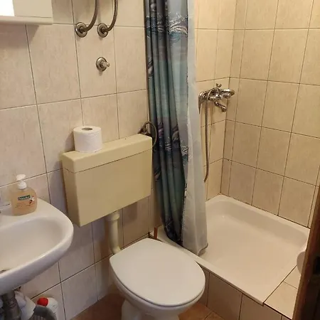 Selak, Apartment *